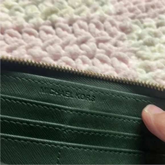 - Michael Kors green large wallet - Picture 12 of 13